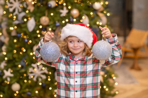 为圣诞节及新年假期作准备的儿童 — 图库照片