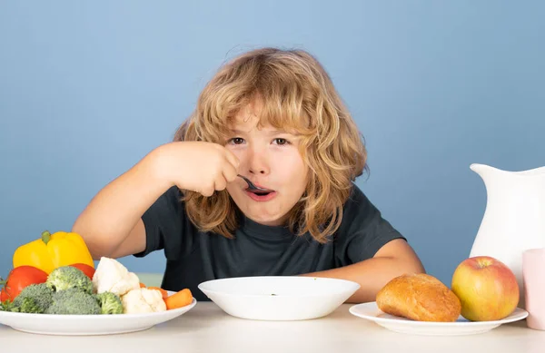 Sød Lille Dreng Der Spiser Suppe Til Frokost Børnespisende Suppe - Stock-foto