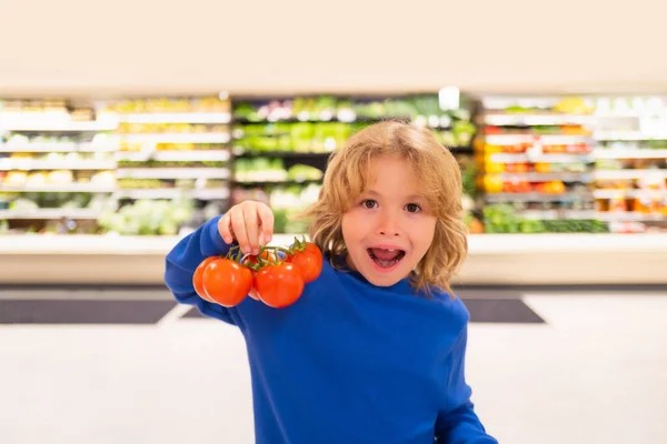 Niño Con Verduras Frescas Tomate Niño Eligiendo Comida Tienda Comestibles —  Fotos de Stock