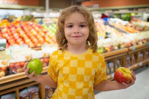Bambino Tiene Frutta Mela Drogheria Ritratto Bambino Negozio Alimentari Supermercato — Foto Stock