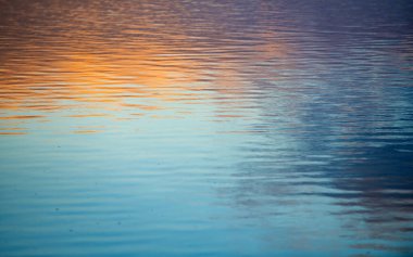 Okyanustaki dalgalar. Turkuaz deniz dalgaları. Mavi ve turkuaz rengi köpüklü güzel deniz dalgaları