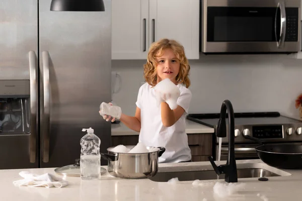 Ten Kluk Myje Nádobí Kuchyni Dítě Houbou Mytí Nádobí Tekutiny — Stock fotografie