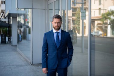 Lüks bir açık uzay iş merkezinde yönetici. Dışarıda başarılı bir iş adamı.