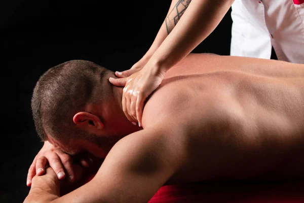 Masaż Sportowy Fizjoterapeuta Masujący Mężczyznę Muskularnym Ramieniem Sport Leczenie Terapeuta — Zdjęcie stockowe