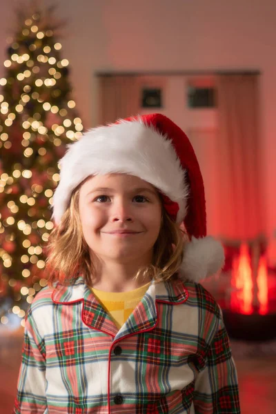 Kid Piżamie Bożego Narodzenia Korzystających Zimowy Wieczór Wakacyjny Domu Pobliżu — Zdjęcie stockowe