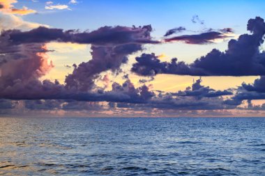 Karanlık fırtına arka planda. Dramatik kara bulutlar gökyüzü. Karanlık bulutlu tropikal gökyüzü günbatımı deniz zemininde. Fırtınalı bulutlu gökyüzü
