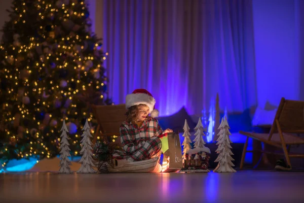 Kinderen Openen Cadeautjes Kerstavond Verlichting Magie Kerstavond Gezellig Huis Leuk — Stockfoto