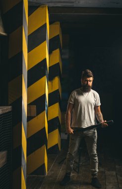 Güç ve enerji kavramı. Spor, eğitim, sağlık. Beyzbol sopasıyla sakallı adam. Ekose gömlekli kızgın adam sallanmaya hazır. Spor, enerji ve moda. Yakışıklı adam elinde beyzbol sopası tutuyor.