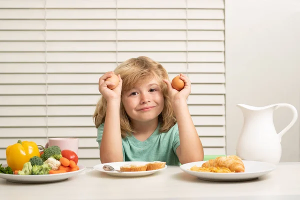 Kind Isst Porträt Des Kindes Essen Frische Gesunde Lebensmittel Der — Stockfoto