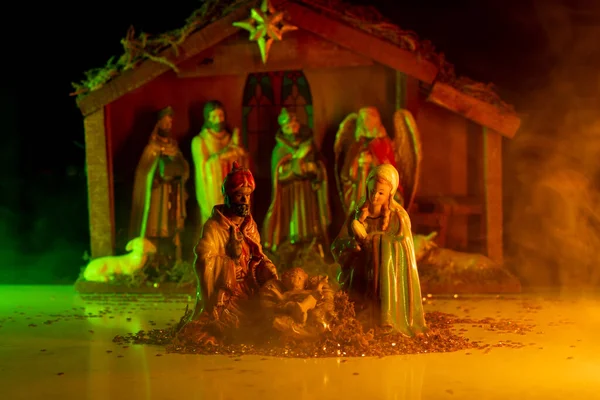传统的圣诞场景耶稣的诞生 一个圣诞场景与婴儿耶稣 玛丽和约瑟夫在马槽里 伯利恒 基督教宗教 圣母玛利亚 圣约瑟和耶稣 — 图库照片