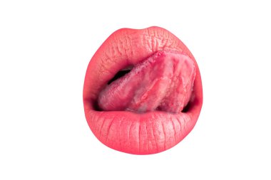 Dil ve seksi kadın dudakları. Makro dil dudakları yalar. Kadın ağzını kapat.