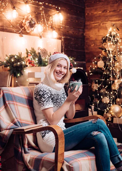 Santa Dziewczyna Przytulnym Białym Swetrze Siedzi Kanapie Picia Gorącej Herbaty — Zdjęcie stockowe