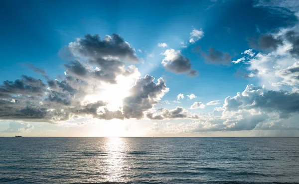 Sonnenuntergang Meer Mit Himmel Und Sonne Durch Die Wolken Meer — Stockfoto