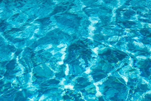 Yüzme Havuzundaki Mavi Suyun Arka Planında Güneş Yansıması Havuzda Dalgalı — Stok fotoğraf