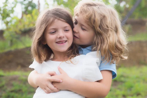 Little Boy Girl Best Friends Hugging Kids Kissing Each Other — Stock Photo, Image