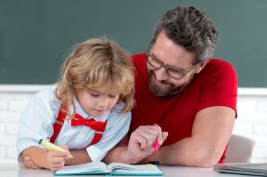 Okul çocuğu ve öğretmeni sınıfta öğreniyor. İnek ilkokul çocuğu.