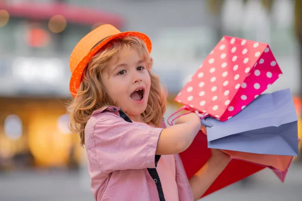 Miúdo Excitado Roupas Moda Vai Compras Criança Incrível Com Pacotes — Fotografia de Stock