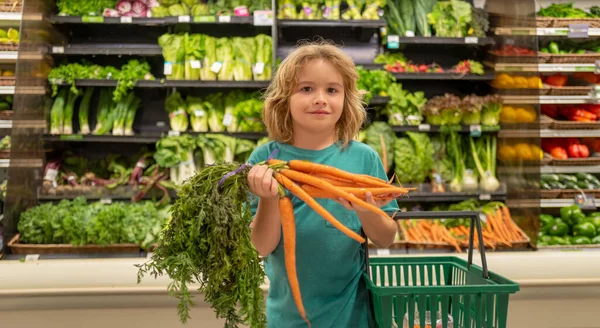 ニンジンの子 野菜スーパーで買い物中に果物や野菜を選ぶ子供 子供が買い物に行く 子供のための健康食品 — ストック写真