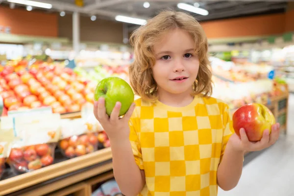 Bambino Tiene Frutta Mela Drogheria Bambino Negozio Alimentari Supermercato Ragazzino — Foto Stock
