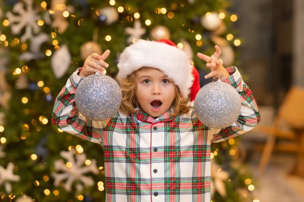 Anak Rumah Saat Natal Anak Kecil Merayakan Natal Atau Tahun — Stok Foto