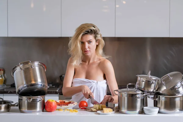 Sexy Hermosa Mujer Preparando Desayuno Mañana Una Acogedora Cocina Mujer — Foto de Stock