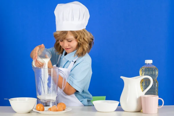 儿童厨师给厨师穿上烘焙围裙和厨师帽 与工作室背景隔离 健康营养儿童食品 — 图库照片