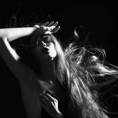 Şehvetli çıplak kız. Siyah ve beyaz. Kadın göğsü.