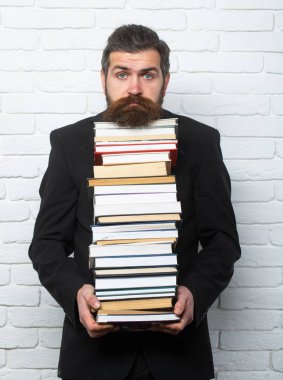 Kitap yığını olan komik bir öğretmen ya da profesörün portresi. Olgun bir öğretmen düşünüyorum. Olgun profesör, orta yaşlı öğretmen, sakallı eğlenceli adam.