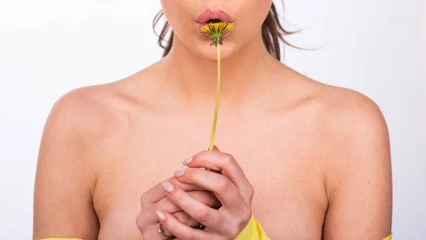 Chica Primavera Con Flor Diente León Disfruta Naturaleza Concepto Libre —  Fotos de Stock