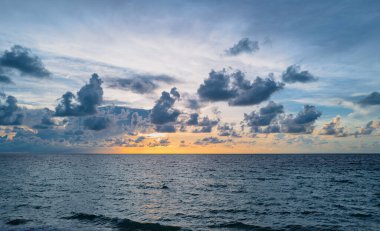 Gün batımlı ya da gün doğumlu deniz sahili. Gün batımı denizinin üzerinde bulut. Tropik plajda gün batımı. Güzel tropikal denizin doğa gün batımı manzarası