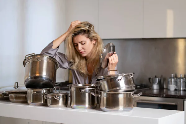 Ama Casa Por Mañana Trabajo Doméstico Mujer Aburrida Sentada Cocina — Foto de Stock