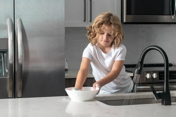 Een Jongen Die Afwas Het Keukeninterieur Kind Helpt Zijn Ouders — Stockfoto