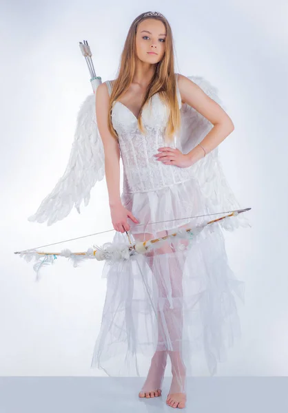 Charmante Krullende Vrouw Witte Jurk Vleugels Engel Cupido Meisje Portret — Stockfoto