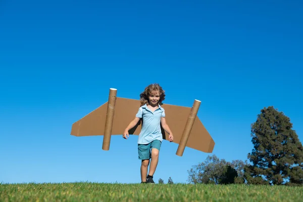 Sogni Viaggiare Bambino Che Vola Jetpack Con Aeroplano Giocattolo Sullo — Foto Stock