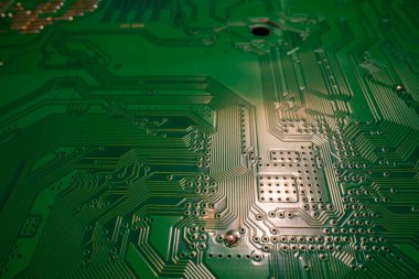 Elektronik devre kartı teknolojisi geçmişi. Elektronik plaka kalıbı. Devre kartı, elektrik şeması. Teknoloji geçmişi. Mikroçipleri ve kapasitörleri alınmış elektronik mikro devre.