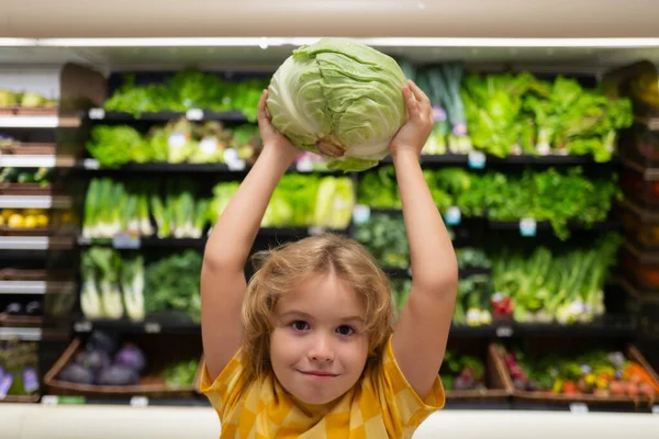 Niño Con Repollo Chico Una Tienda Comida Supermercado Niño Yendo — Foto de Stock