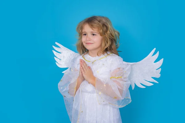 天使の衣装の白いドレスと祈りの手で羽の翼を身に着けている子供 希望と祈りの概念 罪のない子供 — ストック写真