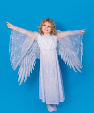 Güzel küçük melek. İzole stüdyo çekimi. Melek kanatlı şirin bir çocuk. Aşk tanrısı, sevgililer günü konsepti