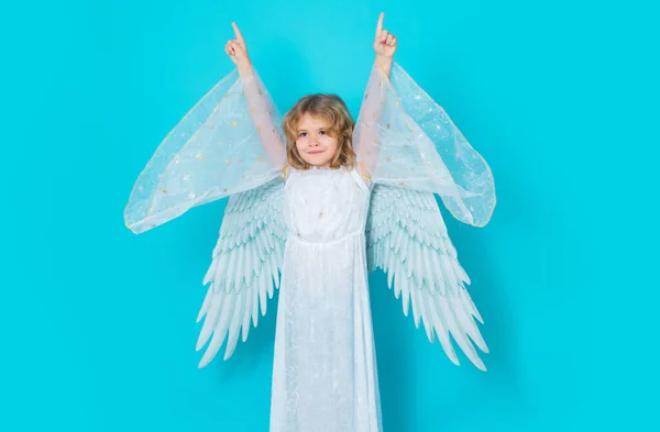 Kluk Bílých Šatech Křídlech Peří Nevinné Dítě Malý Anděl Izolovaném — Stock fotografie