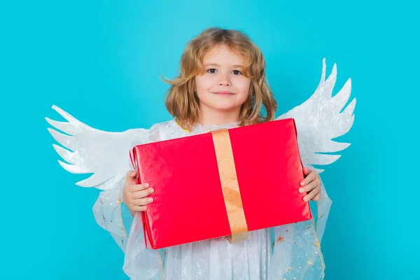 带着礼物盒的男孩儿天使天使装扮的小孩有天使翅膀的小孩片断拍摄 — 图库照片