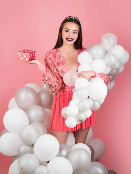 漂亮迷人的滑稽女人的浪漫肖像 她带着气球和礼物在独立的工作室背景下庆祝生日或情人节 — 图库照片
