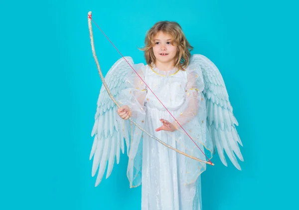 天使の子はバレンタインデーの弓から愛の矢を撃つ 天使の衣装の子供 天使の翼を持つ子供 孤立したスタジオショット — ストック写真