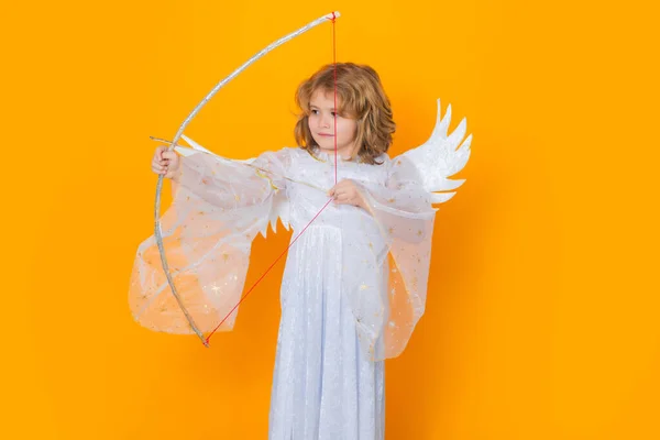 天使の子供はバレンタインデーの弓から愛の矢を撃つ バレンタインデーのバナー 天使の翼を持つかわいい子供 スタジオカラーの天使の子のスタジオポートレートコピースペースと隔離された背景 — ストック写真