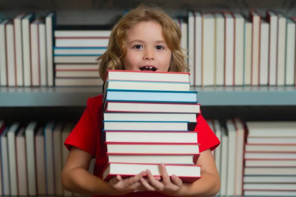 Heyecanlı Okul Çocuğu Bir Yığın Kitap Tutuyor Şaşırmış Okul Çocuğu — Stok fotoğraf