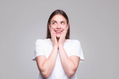 Güzel bir kadın ve sorgulama jesti. Kız omuz silkiyor, şüphe ediyor.