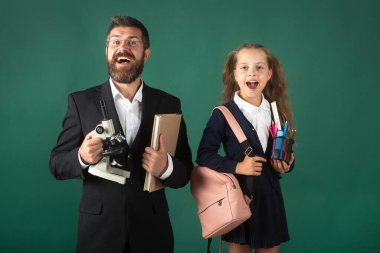 Küçük kızı başarılı bir egzersizle öven öğretmen....