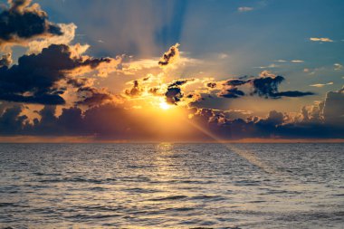 Gün batımlı ya da gün doğumlu deniz sahili. Dramatik kaşarlar. Gün batımı denizi üzerinde bulutlu bir manzara. Tropik plajda gün batımı. Doğanın günbatımı gökyüzü. Dramatik bulutlar