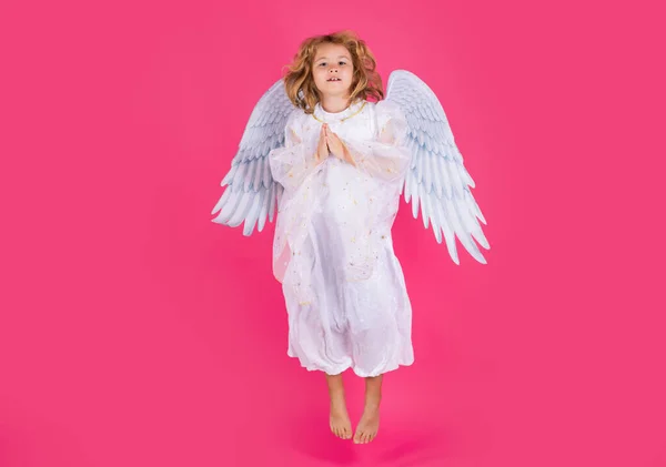 小さな天使のジャンプ 子供たちのジャンプ 天使が空を飛ぶ バレンタインエンジェル 小さい子だな ピンクのスタジオの背景に隔離された天使の翼を持つキッドエンジェル バレンタインデーギフトカード — ストック写真