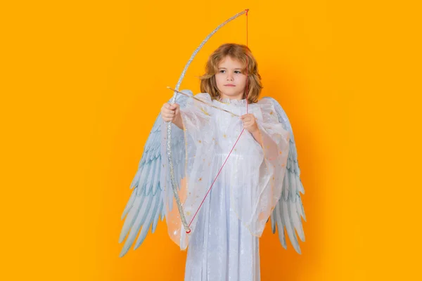 子供のキューピッドは弓と矢を保持します クリスマスの子供たち 翼を持つ小さなキューピッド天使の子 天使の子供のスタジオポートレート — ストック写真