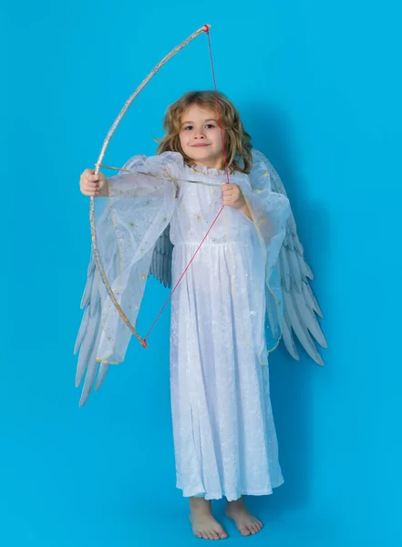 天使はバレンタインデーに弓から愛の矢を撃つ 天使の衣装を着た子供白いドレスと羽の翼 罪のない子供 孤立したスタジオの背景にある小さな天使 — ストック写真